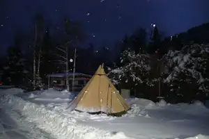 Ötscherland Camping - Tipi-Zelte im Schnee auf dem Campingplatz