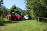 Ötscherland Camping - Zelt- und Wohnwagenstellplatz umringt von Wald auf dem Campingplatz