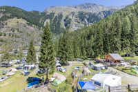 Ötztaler Naturcamping  -  Wohnwagen- und Zeltstellplatz auf einer grünen Wiese in den Bergen