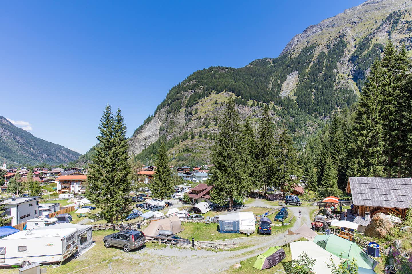 Ötztaler Naturcamping -  Übersicht auf dem Campingplatz umringt von Bergen