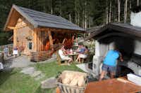 Ötztaler Naturcamping - Hütte mit Brotbackofen auf dem Campingplatz