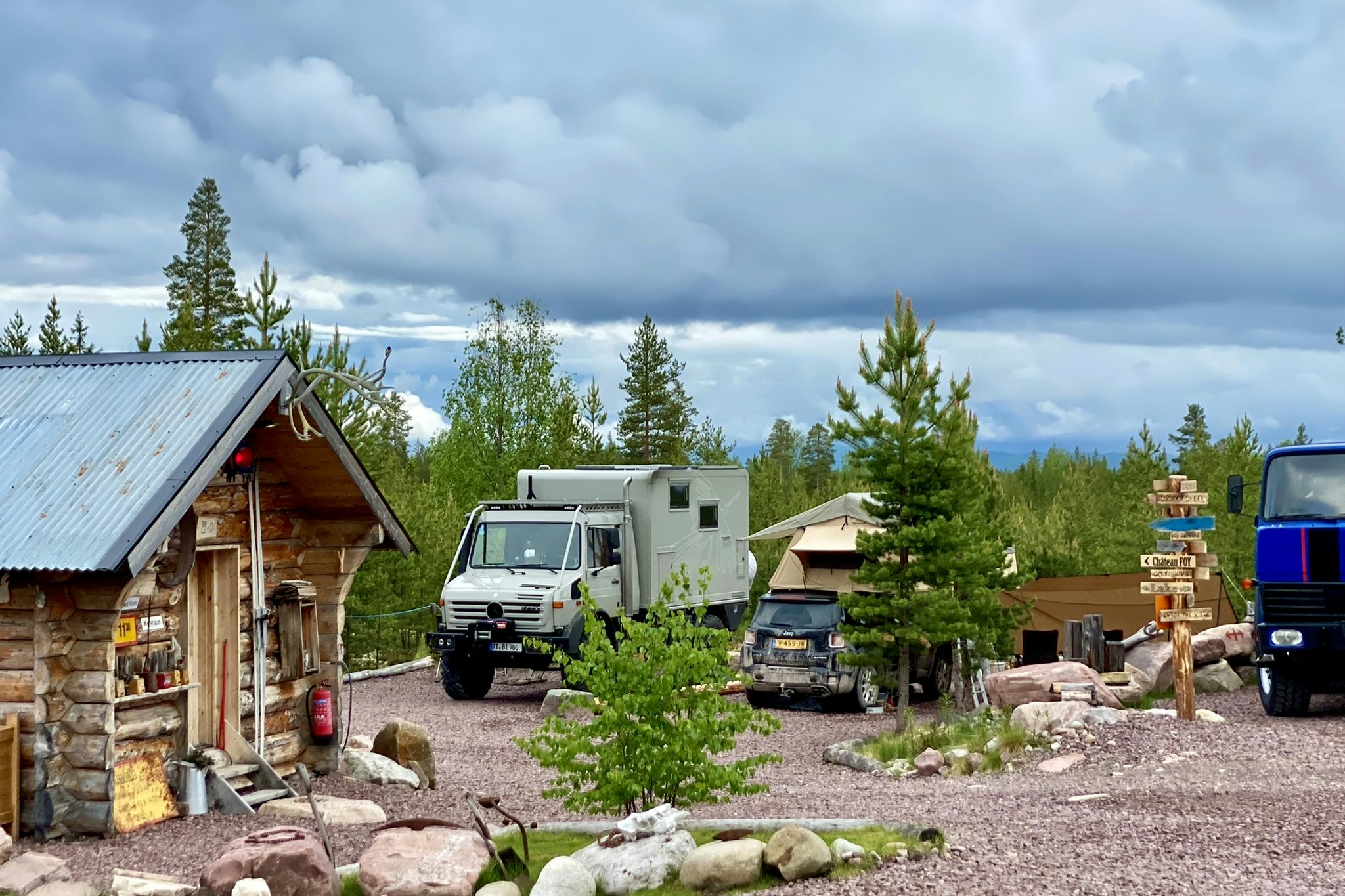 OFFROADCAMP - Blick auf den Campingplatz umgeben von Bäumen