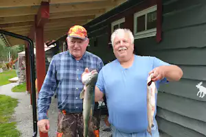 Olden Camping Gytri - Angler mit ihrem Fischfang auf dem Gelände vom Campingplatz