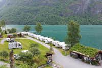 Olden Camping Gytri - Gelände vom Campingplatz mit Wohnwagenstellplätzen direkt am Wasser