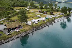 Olden Camping Gytri - Grünes Gelände vom Campingplatz am See Oldevatnet Luftaufnahme