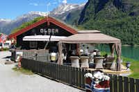 Olden Camping Gytri - Restaurant auf dem Campingplatz mit Blick auf den See Oldevatnet und die Fjordlandschaften