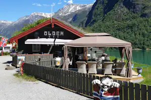 Olden Camping Gytri - Restaurant auf dem Campingplatz mit Blick auf den See Oldevatnet und die Fjordlandschaften
