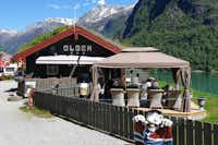 Olden Camping Gytri - Restaurant auf dem Campingplatz mit Blick auf den See Oldevatnet und die Fjordlandschaften