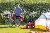 Olofsbo Camping - Campinggast mit Fahrrad auf dem Campingplatz