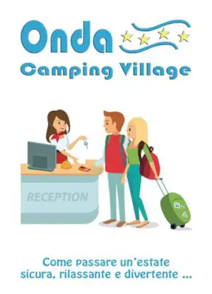 Rezeption am Camping Village Anda: Mitarbeiterin hinter der Theke, zwei Gäste mit Gepäck und Rollkoffer.