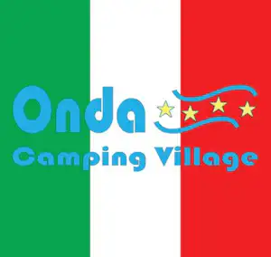 Onda Camping Village Logo mit Schriftzug und Wellenlinien auf grün-weiß-rotem Hintergrund.