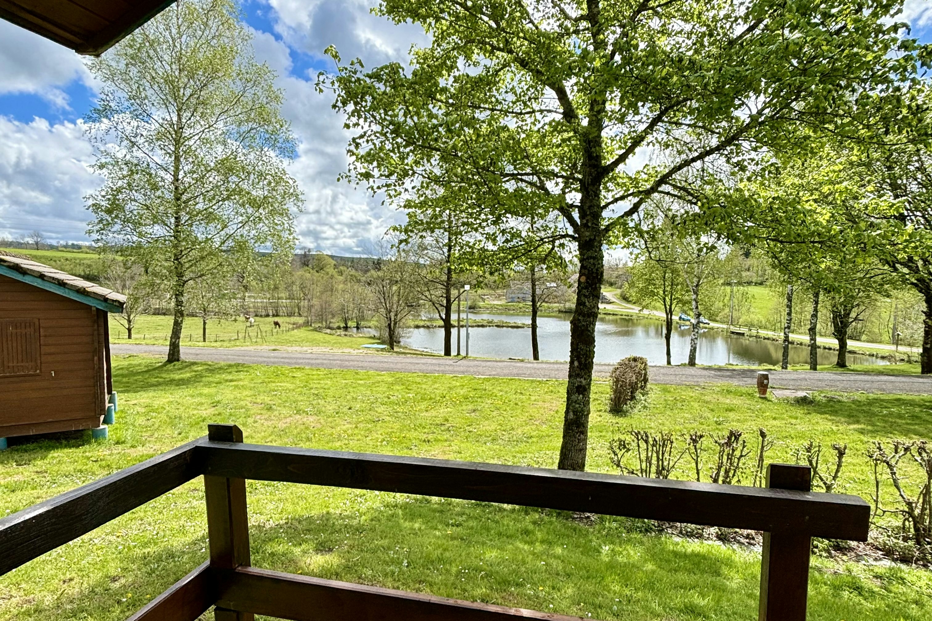 Onlycamp Camping le Pioulat - Ausblick von Mobilheim auf See