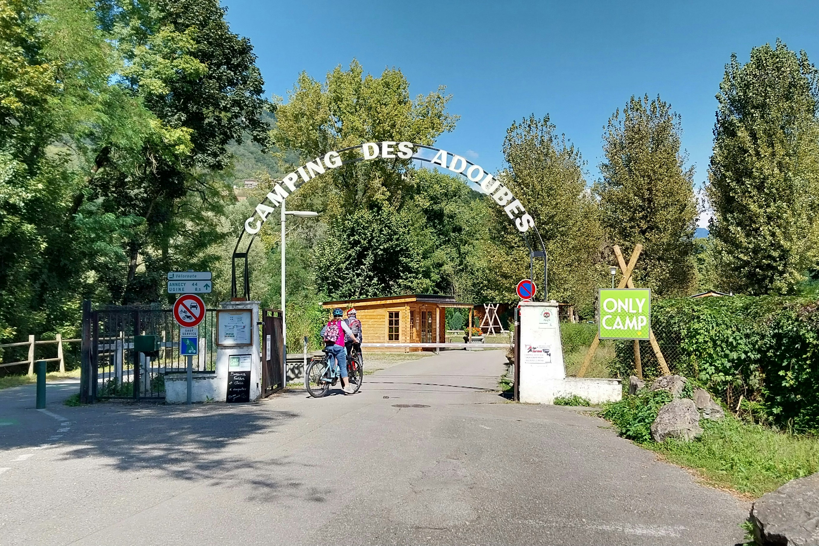 Onlycamp Camping Les Adoubes - Eingang zum Campingplatz