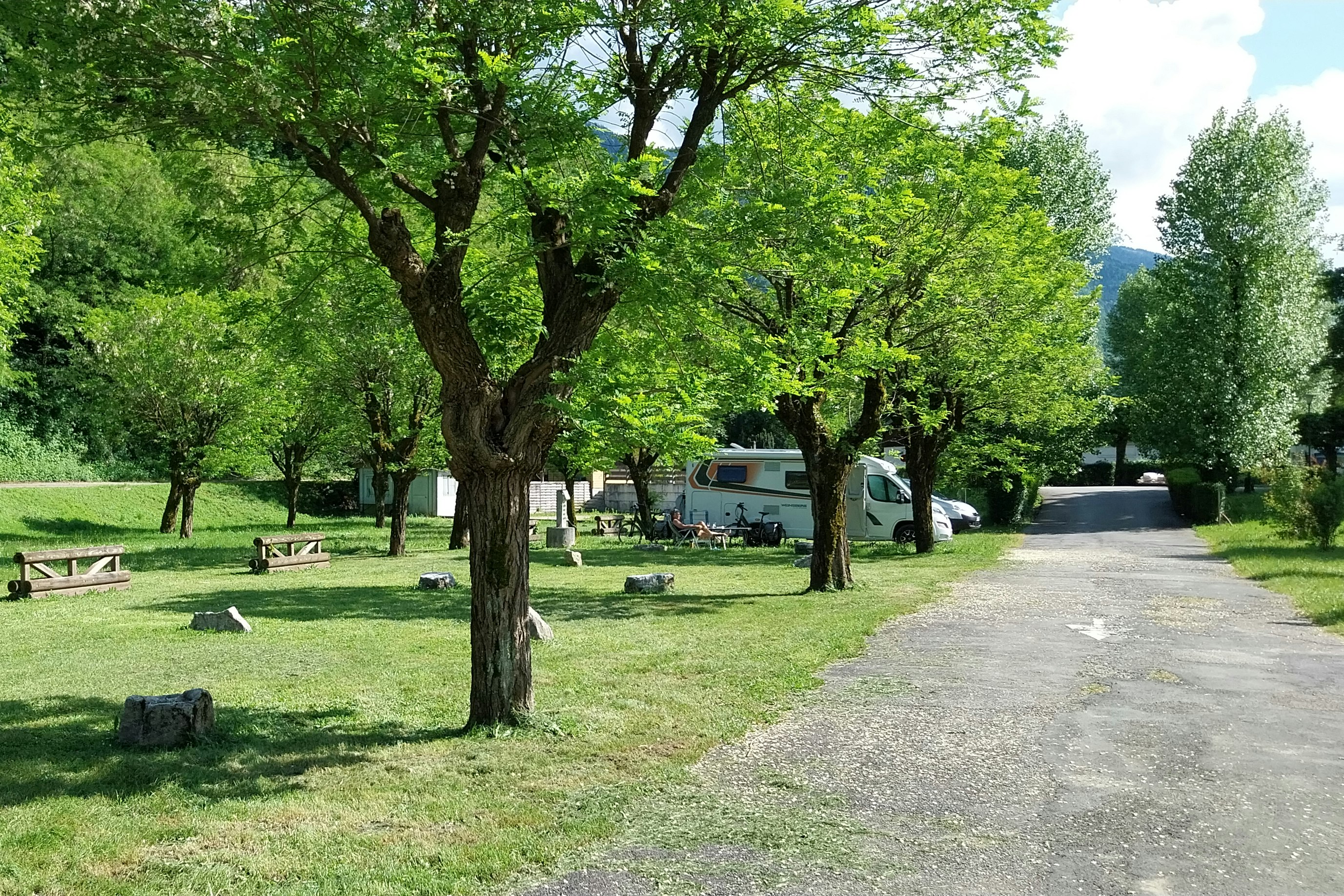 Onlycamp Camping Les Adoubes - Standplätze auf dem Campingplatz unter Bäumen