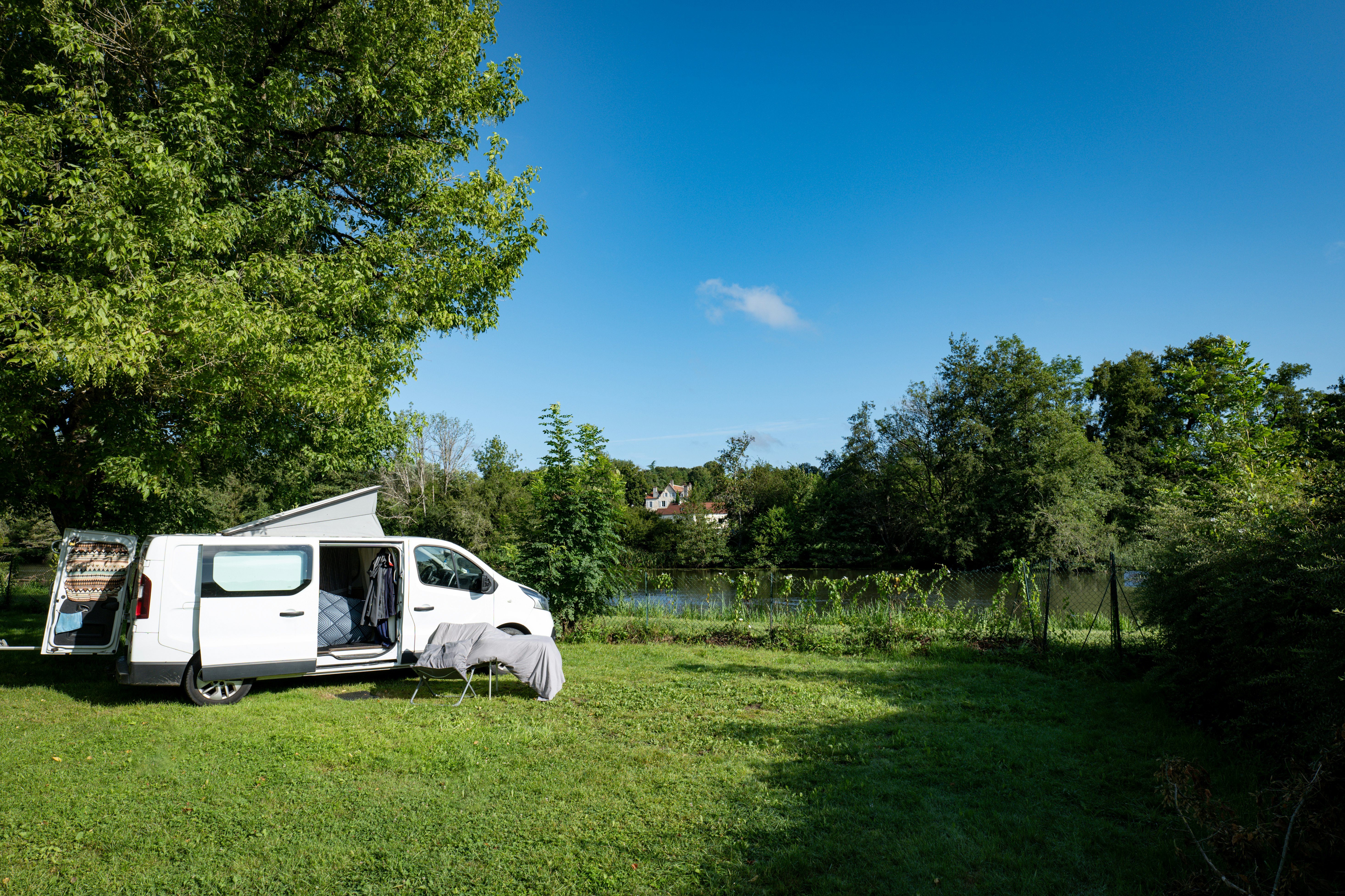 Onlycamp Camping les Berges de l'Yonne - Standplätze auf dem Campingplatz