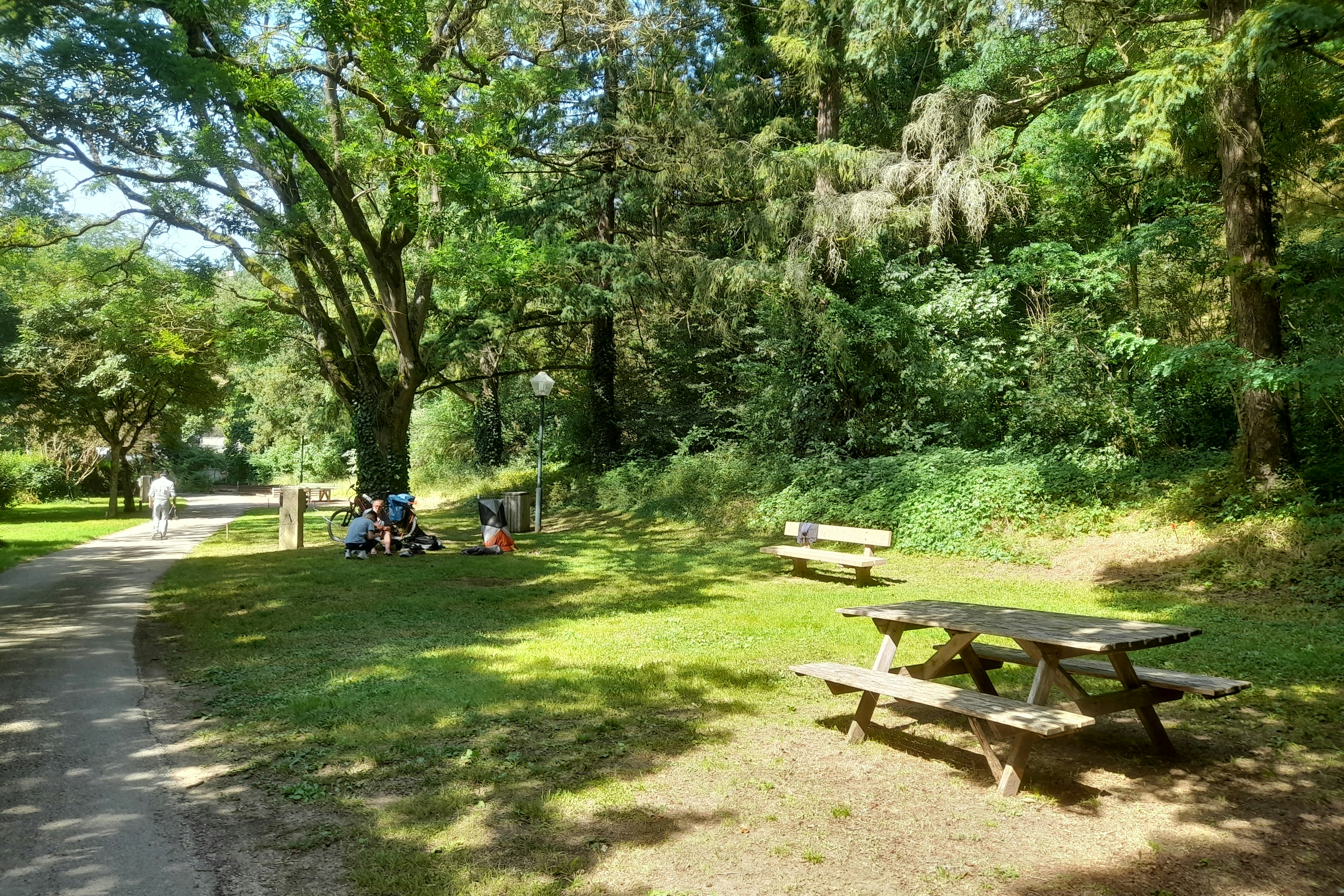 Onlycamp Le Clos Imbert - Picknickbänke im Grünen auf dem Campingplatz