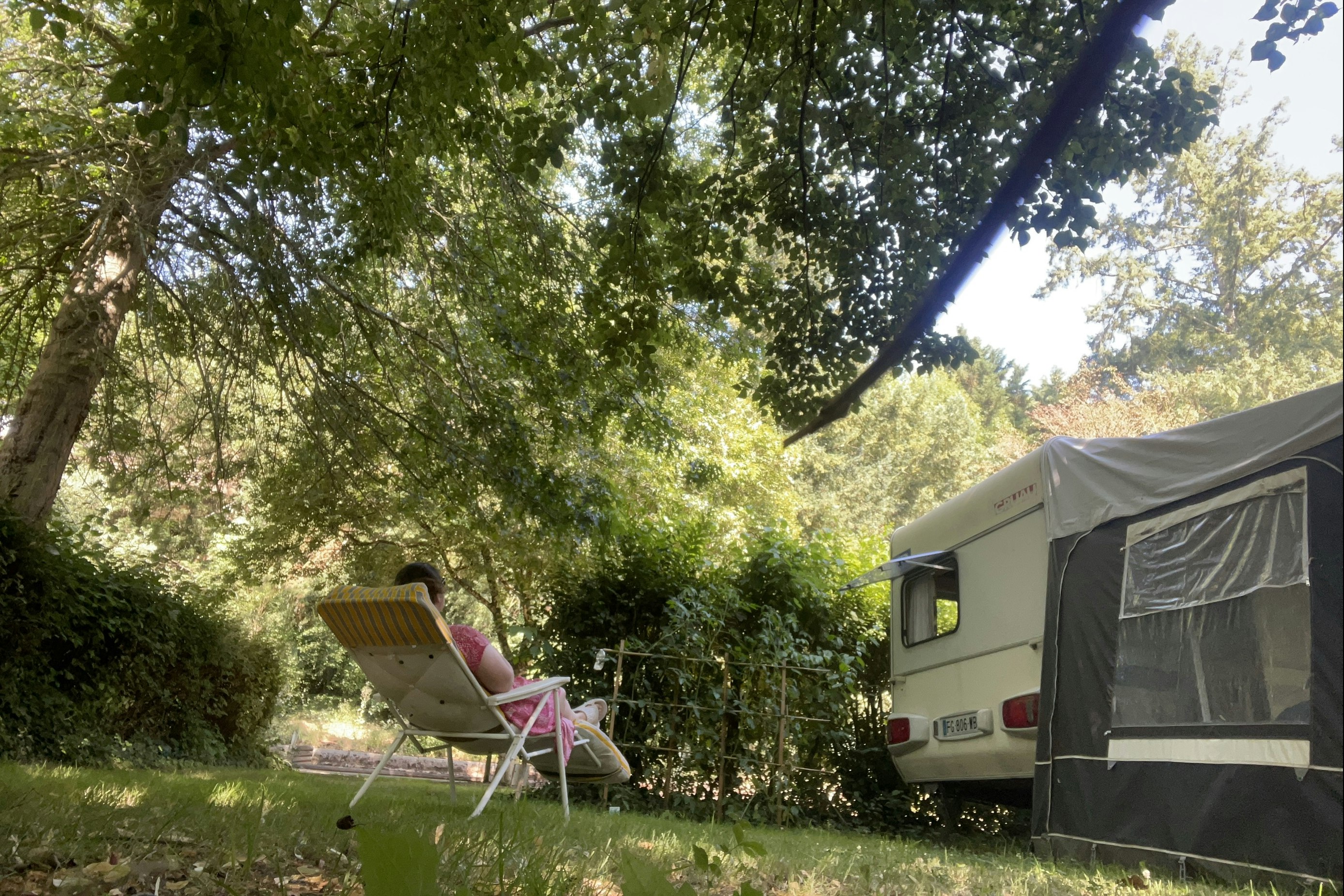 Onlycamp Le Clos Imbert - Standplätze zwischen den Bäumen auf dem Campingplatz
