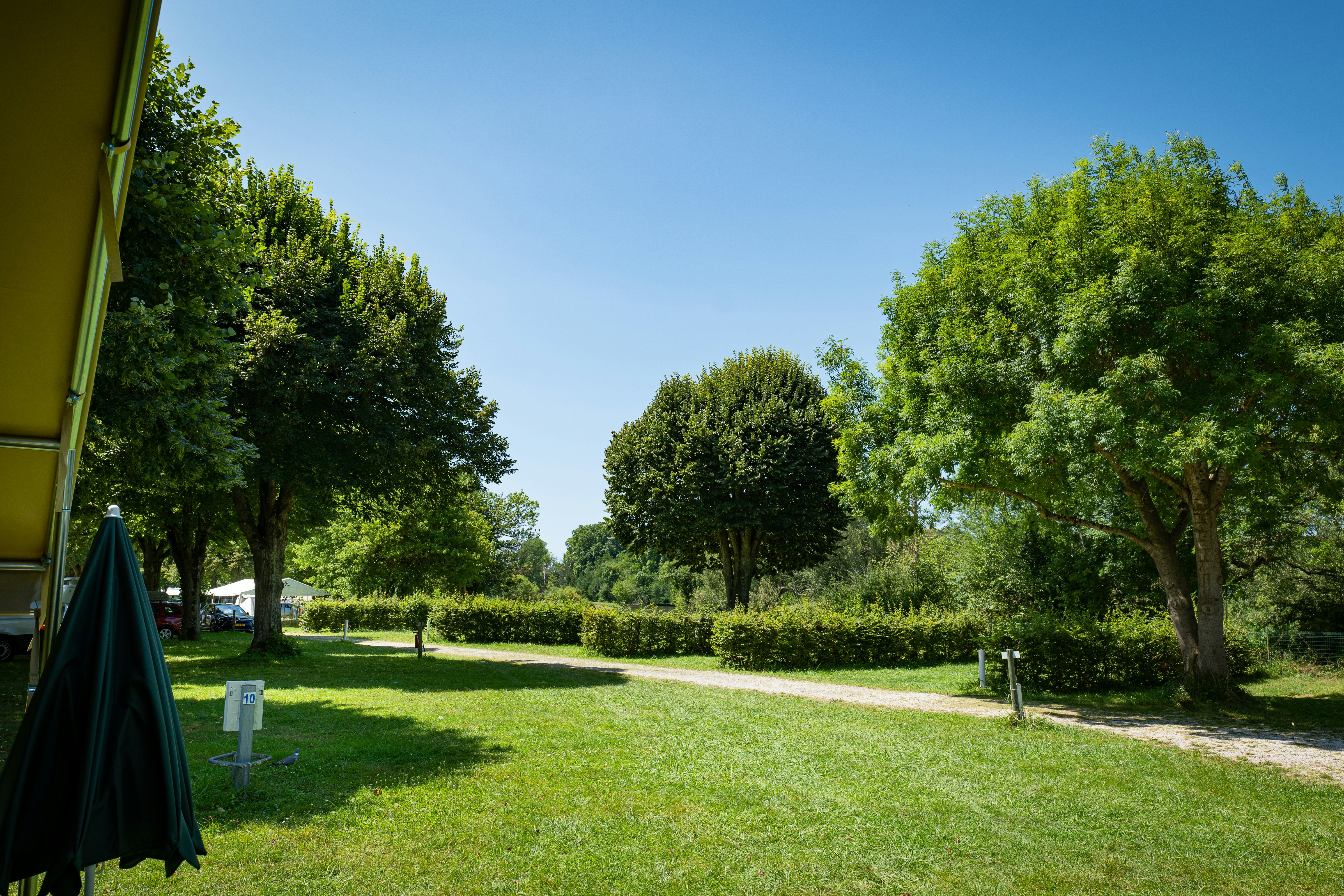 Onlycamp le Petit Port - Standplätze auf der Wiese auf dem Campingplatz