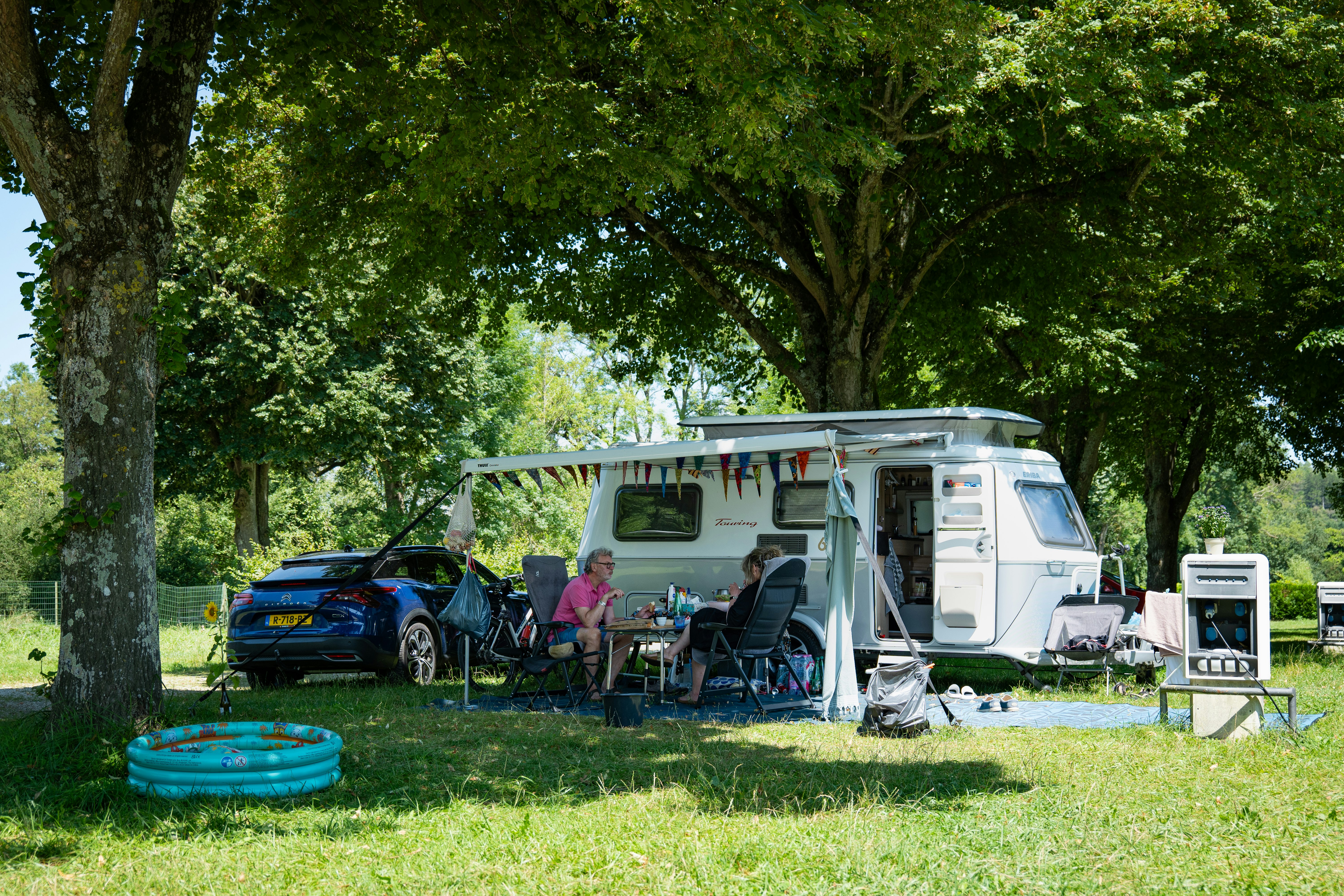 Onlycamp le Petit Port - Standplätze zwischen den Bäumen auf dem Campingplatz