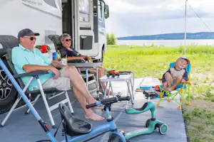 Topcamp Onsakervika Onsakervika Camping - Familie auf ihrem Standplatz auf dem Campingplatz