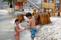 Oostappen Vakantiepark Blauwe Meer - Kinder, die auf dem Wasserspielplatz des Campingplatzes spielen