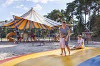 Oostappen Vakantiepark Blauwe Meer - Sprungmatte und Kinderspielplatz auf dem Campingplatz
