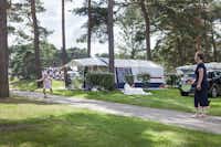 Oostappen Vakantiepark Blauwe Meer - Zeltplatz mit Gästen die Federball spielen