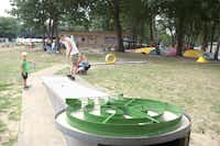 Oostappen Vakantiepark De Berckt - Kinderspielplatz mit Minigolf und Sprungmatte