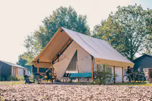 EuroParcs Kaatsheuvel Oostappen Vakantiepark Droomgaard - Glamping-Zelt mit Terrasse
