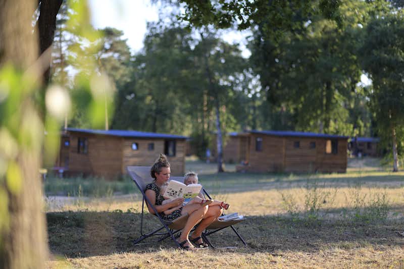 Huttopia De Meinweg - Gäste beim Entspannen auf dem Campingplatz