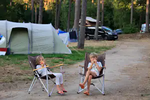 Huttopia De Meinweg - Kinder bei den Stellplätzen