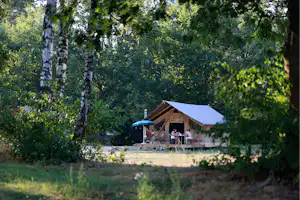 Huttopia De Meinweg - Mobilheim mit Terrasse im Schatten der Bäume
