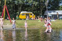Oostappen Vakantiepark Marina Beach - Kinder spielen im Wasser auf dem Campingplatz