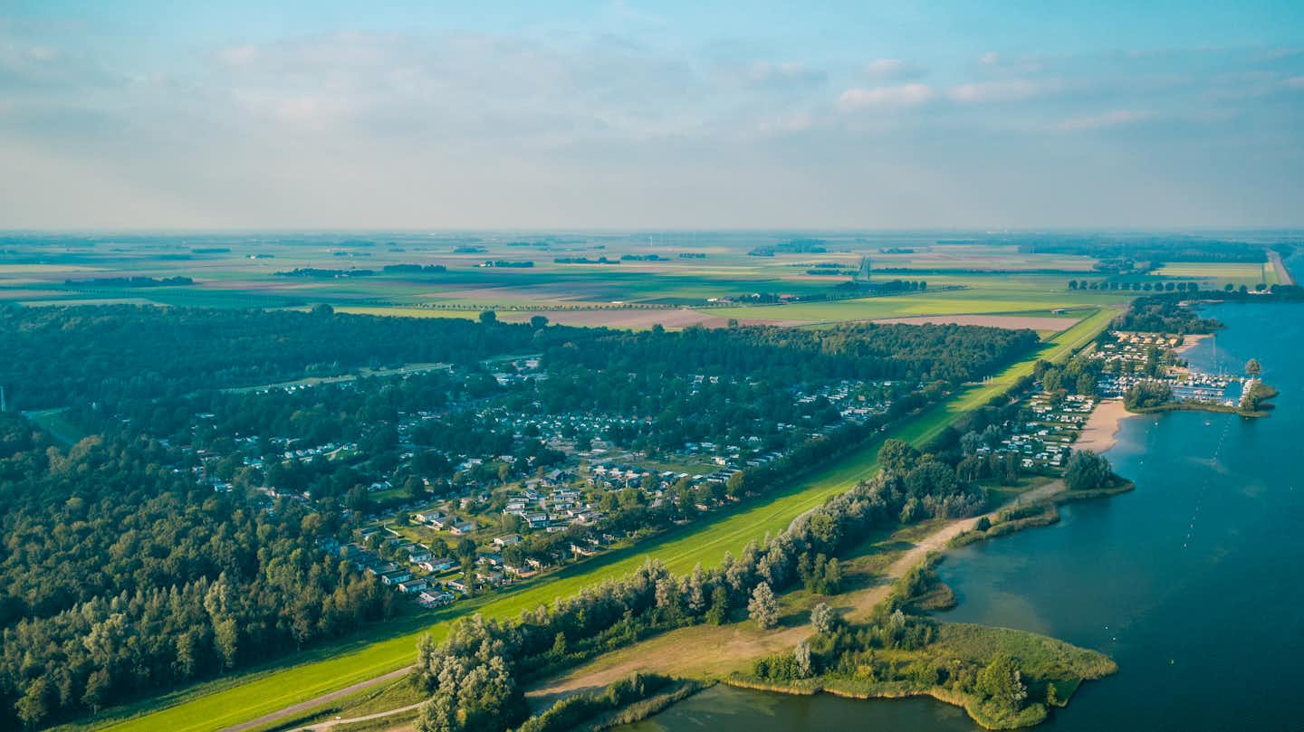 EuroParcs Zuiderzee - Luftaufnahme des Campingplatzes umgeben von Wald