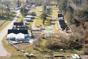 Orø Strandcamping ApS - Luftaufnahme des Campingplatzes