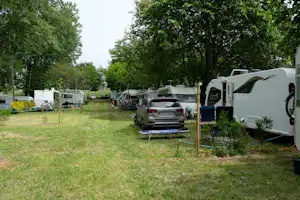 Camping ORBITUR Angeiras - Standplätze auf der Wiese auf dem Campingplatz
