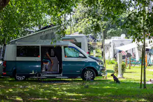 Camping ORBITUR Angeiras - Standplätze im Grünen auf dem Campingplatz