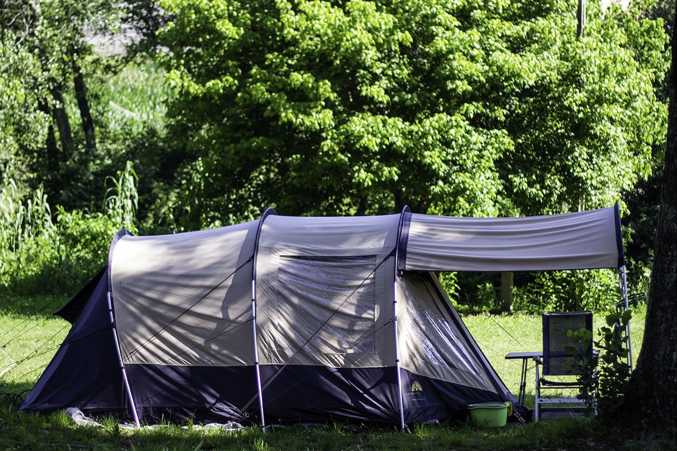 Camping ORBITUR Angeiras - Standplatz im Grünen auf dem Campingplatz