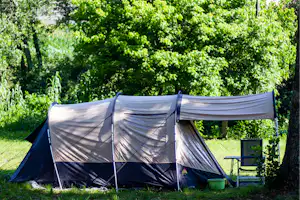 Camping ORBITUR Angeiras - Standplatz im Grünen auf dem Campingplatz
