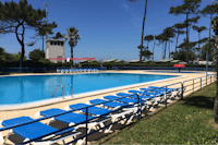 Camping ORBITUR Angeiras - Swimmingpool mit Sonnenliegen am Rand