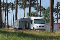 Camping ORBITUR Angeiras - Wohnmobil mit Vorzelt zwischen Bäumen