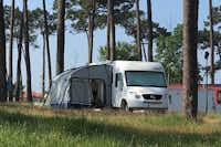 Camping ORBITUR Angeiras - Wohnmobil mit Vorzelt zwischen Bäumen