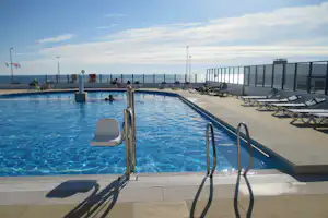 Camping ORBITUR Canidelo - Poolbereich mit Blick auf das Meer