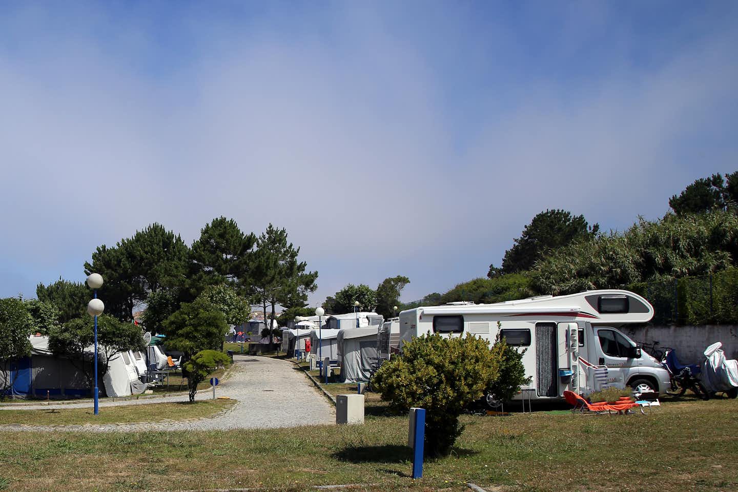 Camping ORBITUR Canidelo - Wohnwagen- und Zeltstellplatz zwischen Bäumen auf dem Campingplatz