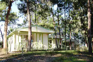 Camping ORBITUR Foz Do Arelho - Mobilheime unter Bäumen auf dem Campingplatz