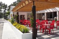 Camping ORBITUR Gala - Terrasse des Restaurants mit Esstischen