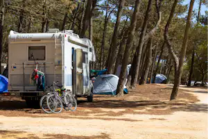 Camping ORBITUR Sagres - Blick auf die Zelt- und Standplätze auf dem Campingplatz