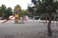 Camping ORBITUR Sitava Milfontes - Kinderspielplatz mit Kletterburg und Schaukeln