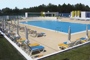 Camping ORBITUR Sitava Milfontes - Swimmingpool mit Liegestühlen und Sonnenschirmen am Rand
