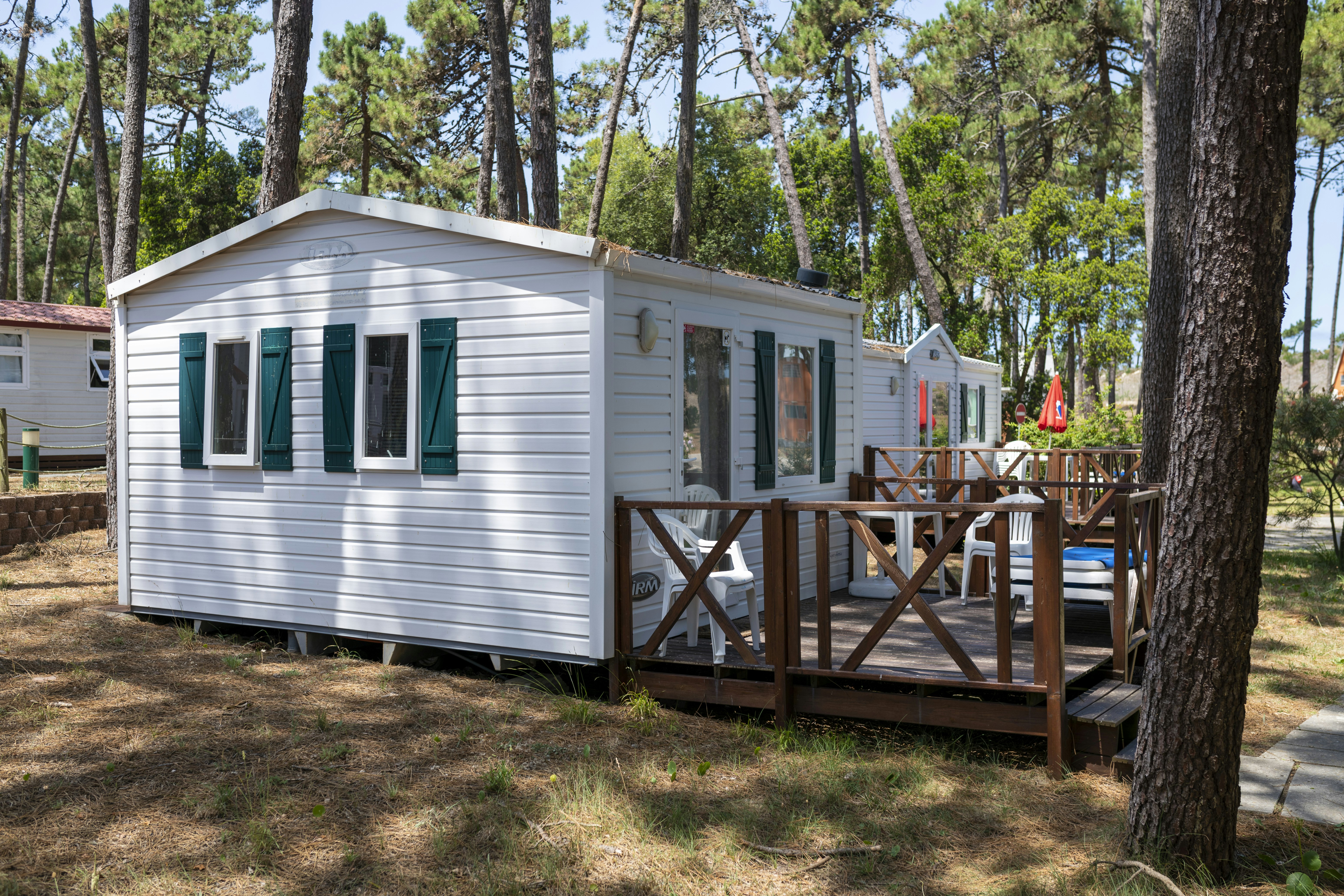 Camping ORBITUR São Jacinto  - Mobilheim mit Terrasse auf dem Campingplatz